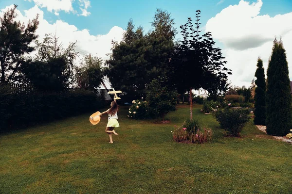 Şortlu Tişörtlü Mutlu Bir Kız Sokakta Koşup Gökyüzüne Doğru Bir — Stok fotoğraf
