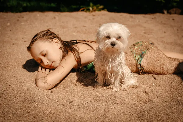 수영복을 소녀는 여름날을 즐기며 일광욕을 어린아이는 공기중에서 동물용 주전자와 휴식을 — 스톡 사진