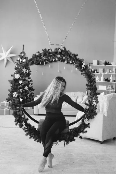 クリスマスツリーの黒いドレスの美しい若い女性 — ストック写真