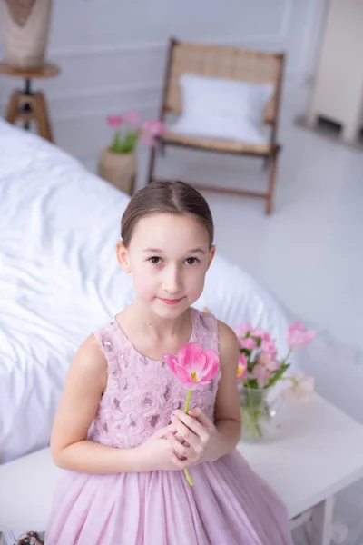 Ein Nettes Kleines Mädchen Einem Rosa Kleid Sitzt Auf Dem — Stockfoto