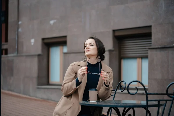 Retrato Uma Jovem Mulher Elegante Bebendo Uma Xícara Café Enquanto — Fotografia de Stock