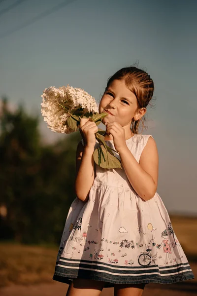 Uma Menina Bonita Verão Leve Vestido Branco Posa Livre Sol — Fotografia de Stock