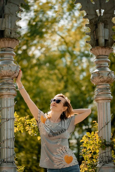 Uma Menina Bonita Com Cabelo Loiro Com Óculos Sol Jeans — Fotografia de Stock