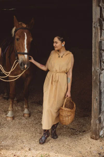 Una Chica Aspecto Asiático Vestido Largo Con Una Canasta Mimbre —  Fotos de Stock