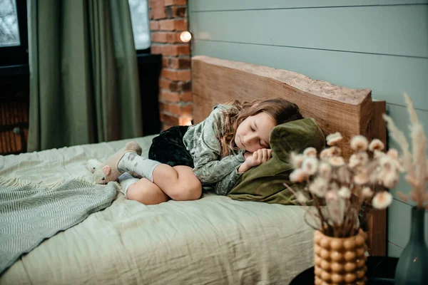 Een Klein Meisje Slaapt Schattig Een Groot Bed Een Gezellige — Stockfoto