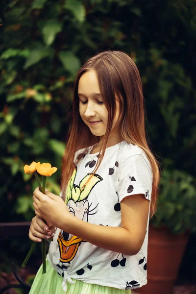 Little Girl Walks Park Bouquet Flowers Her Hands Spending Time — Stock Photo, Image