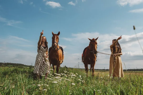 Dos Chicas Hermosas Jóvenes Largos Vestidos Verano Están Caminando Campo —  Fotos de Stock