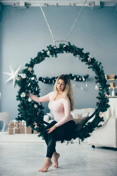 Hermosa Mujer Joven Con Decoraciones Navidad —  Fotos de Stock