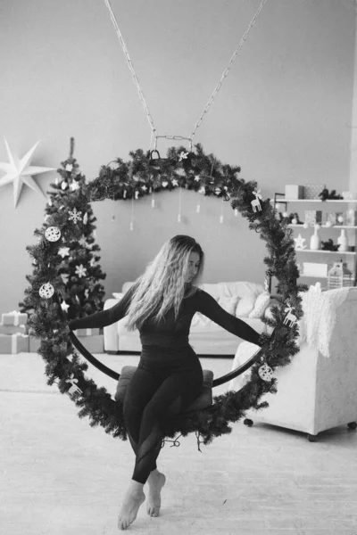 クリスマスツリーの黒いドレスを着た美しい女の子 — ストック写真