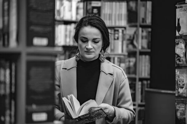 Νεαρή Γυναίκα Βιβλία Στη Βιβλιοθήκη — Φωτογραφία Αρχείου