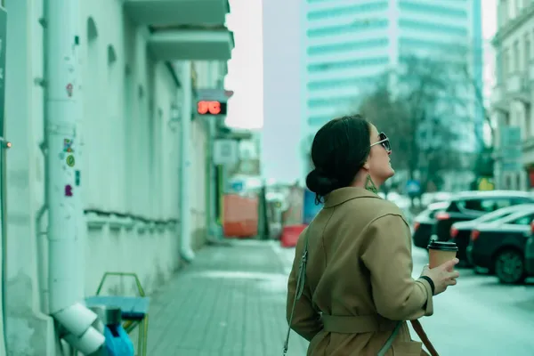 Bej Ceketli Güzel Bir Kız Elinde Bir Fincan Kahveyle Şehirde — Stok fotoğraf