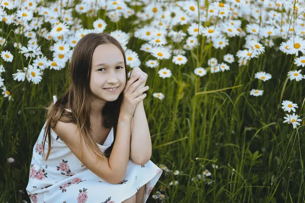 Niña Linda Vestido Verano Posa Junto Campo Con Margaritas Día — Foto de Stock