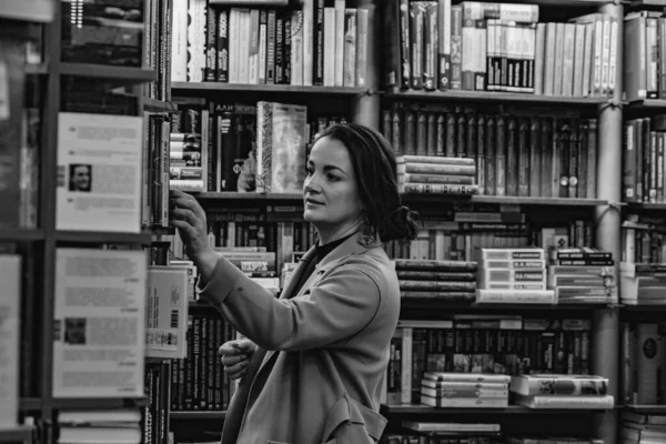 Kütüphanede Kitapları Olan Genç Bir Kadın — Stok fotoğraf