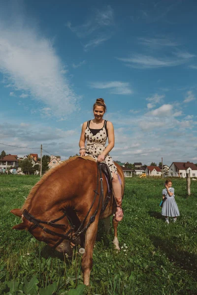 Una Joven Con Vestido Largo Verano Está Montando Caballo Campo —  Fotos de Stock