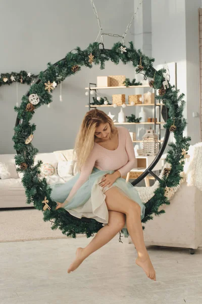 Hermosa Mujer Joven Vestido Blanco Posando Cerca Chimenea —  Fotos de Stock