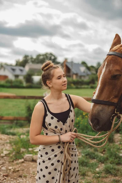 Retrato Una Hermosa Joven Con Vestido Largo Lado Caballo Caballo —  Fotos de Stock