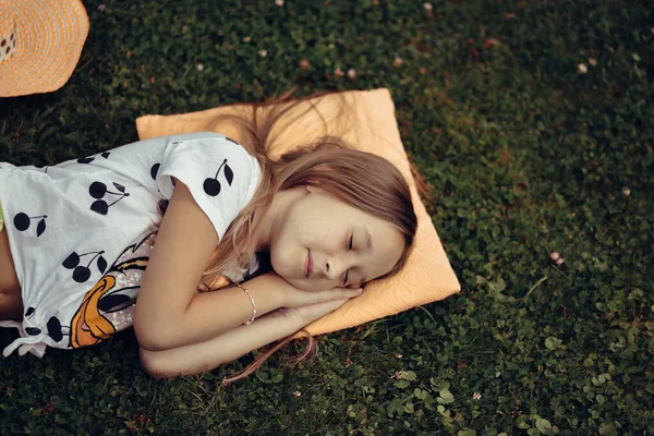 Photo Little Girl Sleeping Green Grass Park Spending Time Nature — Stock Photo, Image