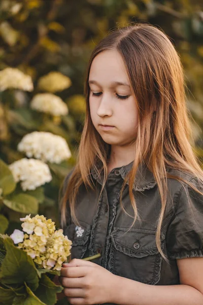 Retrato Una Niña Que Está Examinando Los Brotes Una Hortensia — Foto de Stock
