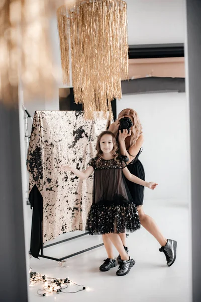 Mom Daughter Stylish Black Dresses Arranged Photo Session Light White —  Fotos de Stock