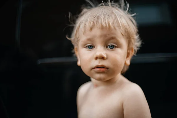 Naked Little Boy Blue Eyes Blond Hair Portrait Blurry Black — Stockfoto