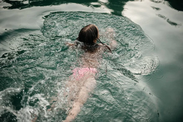 Little Smiling Girl Pink Bathing Suit Swims Lake Fresh Air — Φωτογραφία Αρχείου