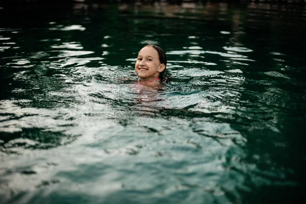 Little Smiling Girl Pink Bathing Suit Swims Lake Fresh Air — Φωτογραφία Αρχείου