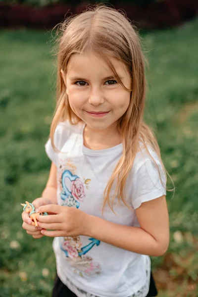 Portrait Cute Little Girl Blond Hair Brown Eyes Outdoors Child — Stock fotografie