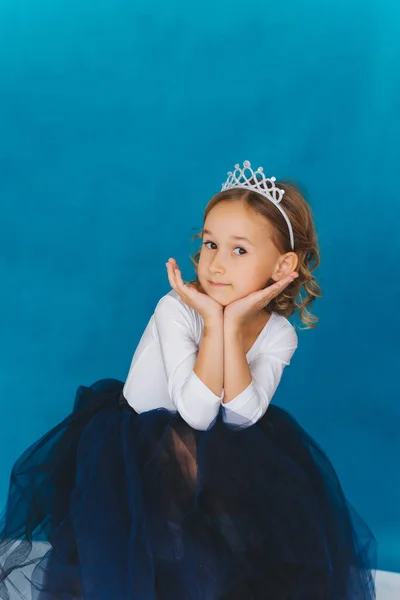 Una Niña Sorprendida Con Magnífico Vestido Sienta Fondo Una Pared —  Fotos de Stock