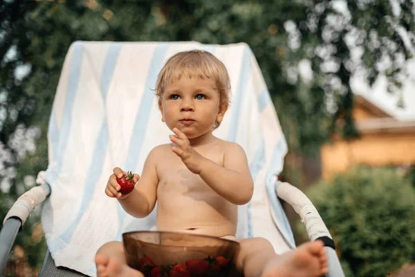 Little Boy Blond Hair Blue Eyes Holds Strawberries His Hands — 图库照片