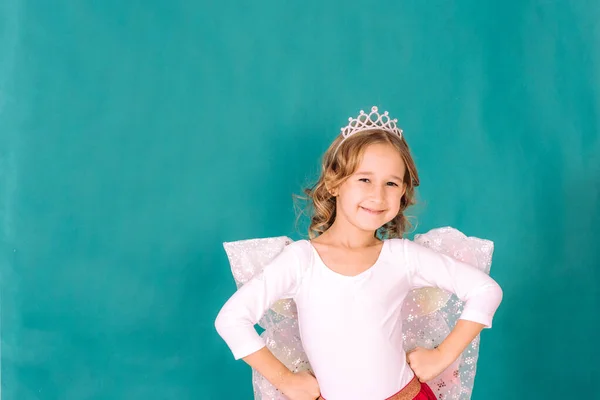 Niña Sonriente Con Alas Estudio Posando Sobre Fondo Azul Feliz —  Fotos de Stock