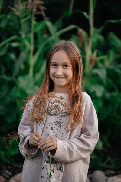 Retrato Una Linda Niña Con Pelo Largo Marrón Posando Aire — Foto de Stock