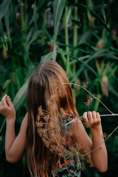 Retrato Una Linda Niña Con Pelo Largo Marrón Posando Aire — Foto de Stock