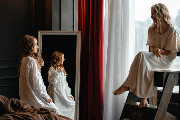 Egy Aranyos Kislány Sötét Göndör Hajjal Fehér Pizsamában Ágyon Egy — Stock Fotó