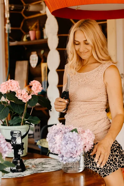 Fille Avec Des Ciseaux Jardin Dans Ses Mains Une Fille — Photo