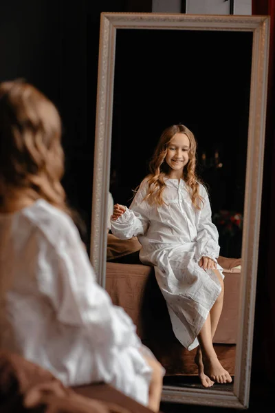 Egy Aranyos Kislány Sötét Göndör Hajjal Fehér Pizsamában Ágyon Egy — Stock Fotó