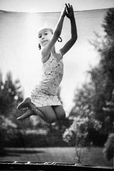 Ένα Κοριτσάκι Κοτσίδες Μια Πατάτα Πηδάει Ένα Τραμπολίνο Έξω Μια — Φωτογραφία Αρχείου