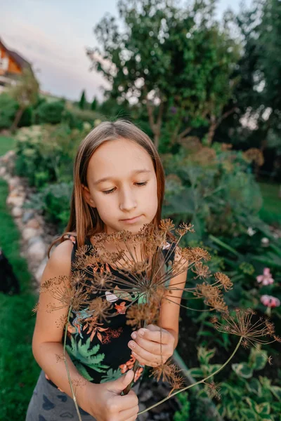 Retrato Una Linda Niña Con Pelo Largo Marrón Posando Aire — Foto de Stock