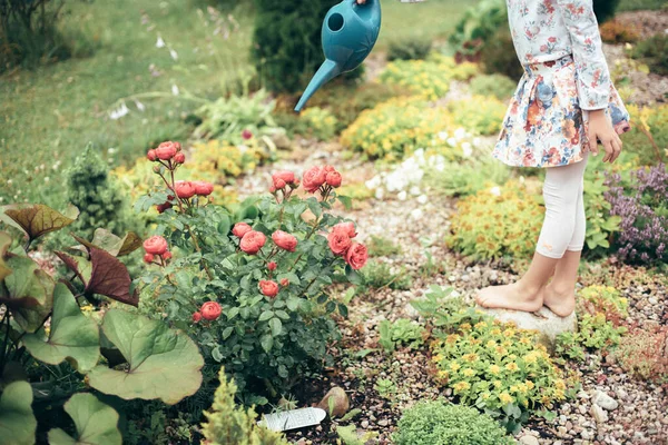 Enfant Arrose Les Fleurs Rue Fille Avec Arrosoir Dans Ses — Photo