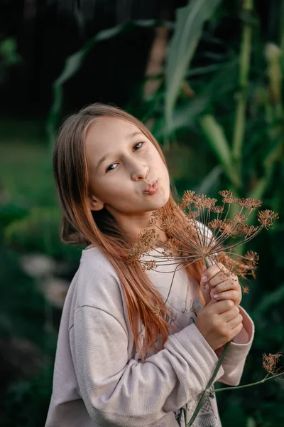 Porträt Eines Süßen Kleinen Mädchens Mit Braunen Langen Haaren Das — Stockfoto