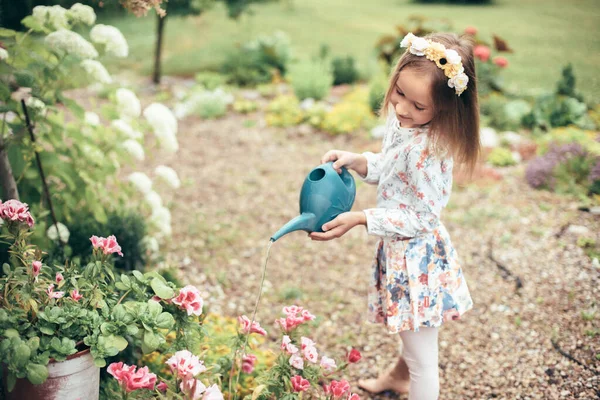 Ένα Χαριτωμένο Κοριτσάκι Ένα Στεφάνι Από Λουλούδια Στο Κεφάλι Και — Φωτογραφία Αρχείου
