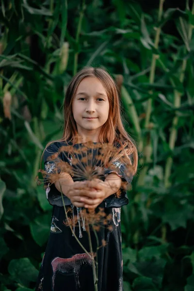 Retrato Una Linda Niña Con Cabello Largo Marrón Sosteniendo Semillas — Foto de Stock