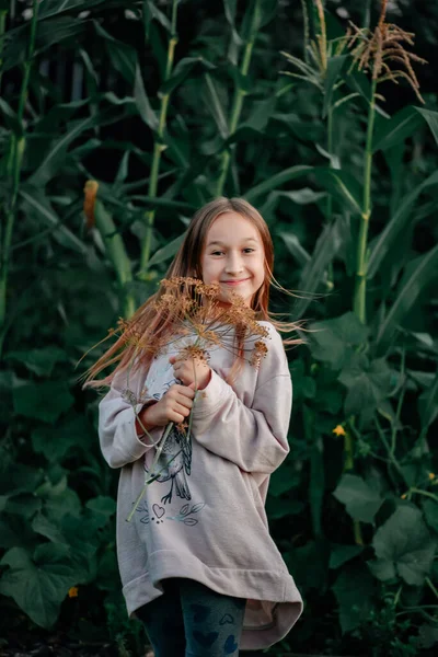 Foto Movimiento Una Linda Niña Suéter Gris Sostiene Una Rama — Foto de Stock