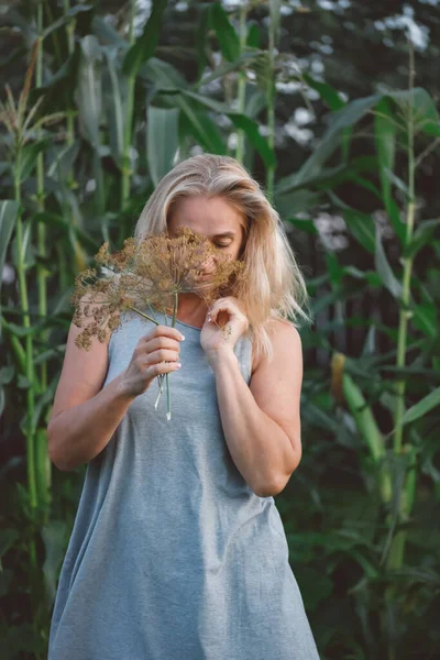 Foto Movimento Uma Mulher Com Cabelo Loiro Curto Vestido Verão — Fotografia de Stock