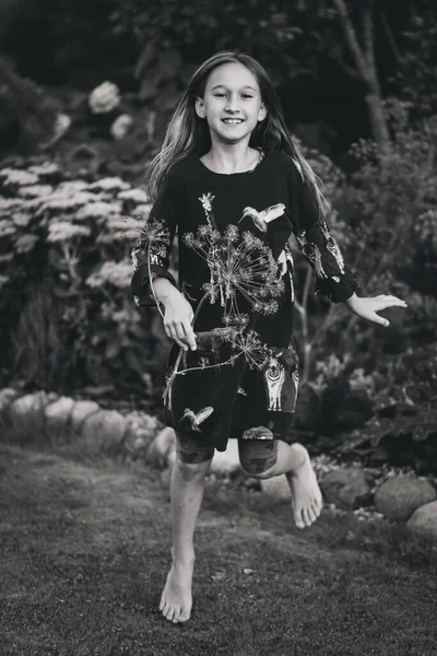 Una Niña Sonriente Con Pelo Largo Oscuro Vestido Verano Corre —  Fotos de Stock