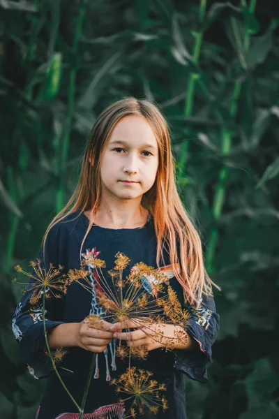 Retrato Una Linda Niña Con Pelo Largo Marrón Posando Aire — Foto de Stock