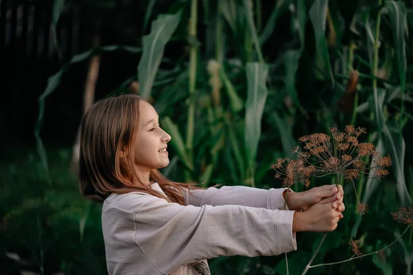 Retrato Una Linda Niña Con Cabello Largo Marrón Sosteniendo Semillas — Foto de Stock