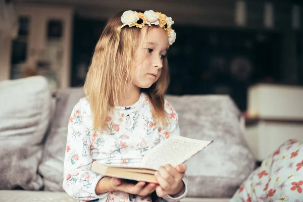 Gyerek Könyvet Olvas Miközben Szobában Portré Egy Aranyos Kislányról Virágkoszorúval — Stock Fotó