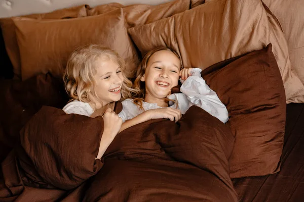 Mozgásban Egy Portré Két Kis Boldog Lány Feküdt Ágyon Reggel — Stock Fotó