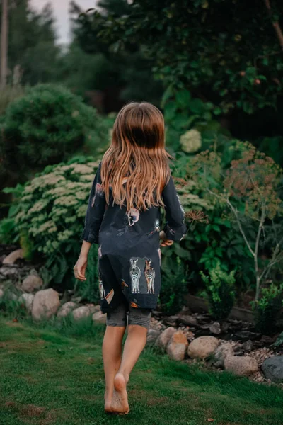 Маленькая Девочка Длинными Темными Волосами Летнем Платье Бегает Босиком Зеленой — стоковое фото
