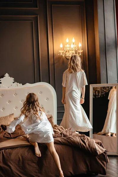 Twee Blije Kleine Meisjes Lange Witte Sarochki Springen Het Bed — Stockfoto